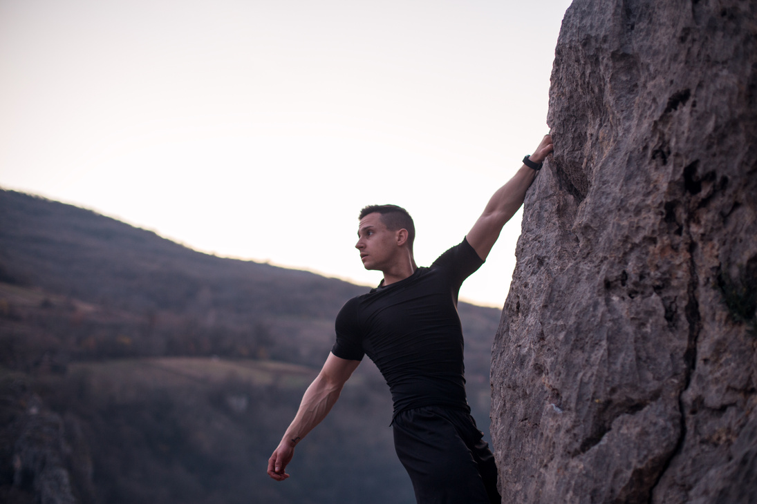 Strong man free climbing